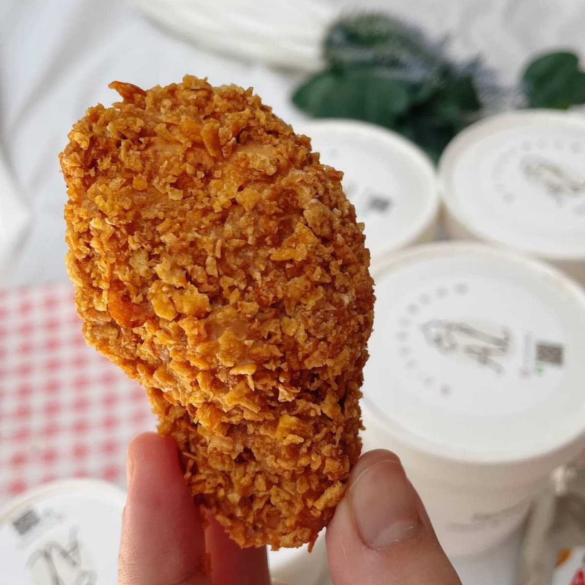 這不是炸雞!泰國「炸雞雪糕」酥脆外皮超擬真,「玉米片+培根楓糖冰淇淋」沁涼爽口 這不是炸雞!泰國「炸雞雪糕」酥脆外皮超擬真,「玉米片+培根楓糖冰淇淋」沁涼爽口