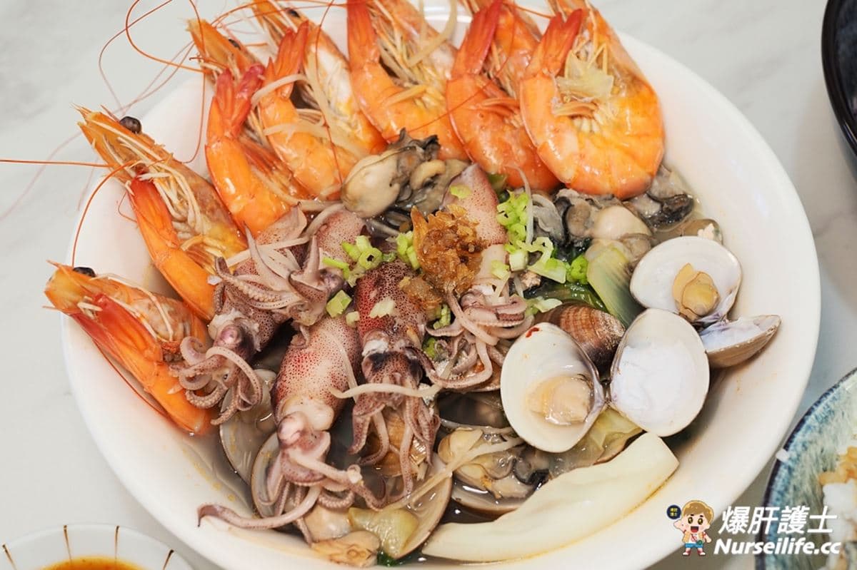 痛風也要嗑!全台7家浮誇系海味小吃:22隻小卷麵、活體波士頓龍蝦粥、滿料鮮蚵滷肉飯 痛風也要嗑!全台7家浮誇系海味小吃:22隻小卷麵、活體波士頓龍蝦粥、滿料鮮蚵滷肉飯