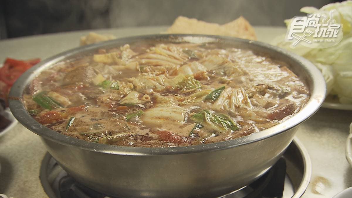 老饕口袋名單!浮誇「牛肉鍋」比臉盆還大只要280元,必點「手工白麵」拌豆腐乳超開胃