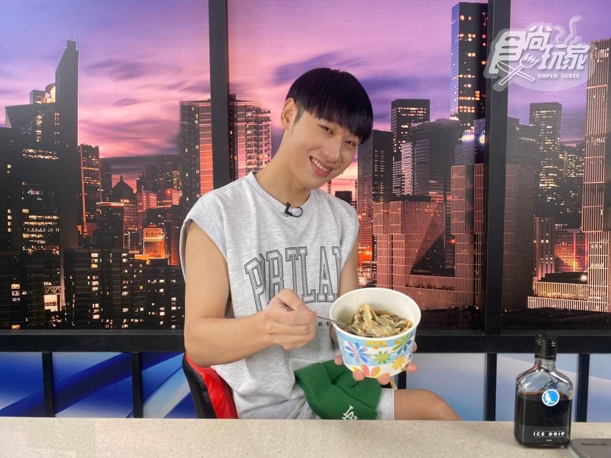 《魚肉鄉民》美食吃播！小賴分享最愛外送名單，首次獨挑大樑與「零九人偶」俏皮互動