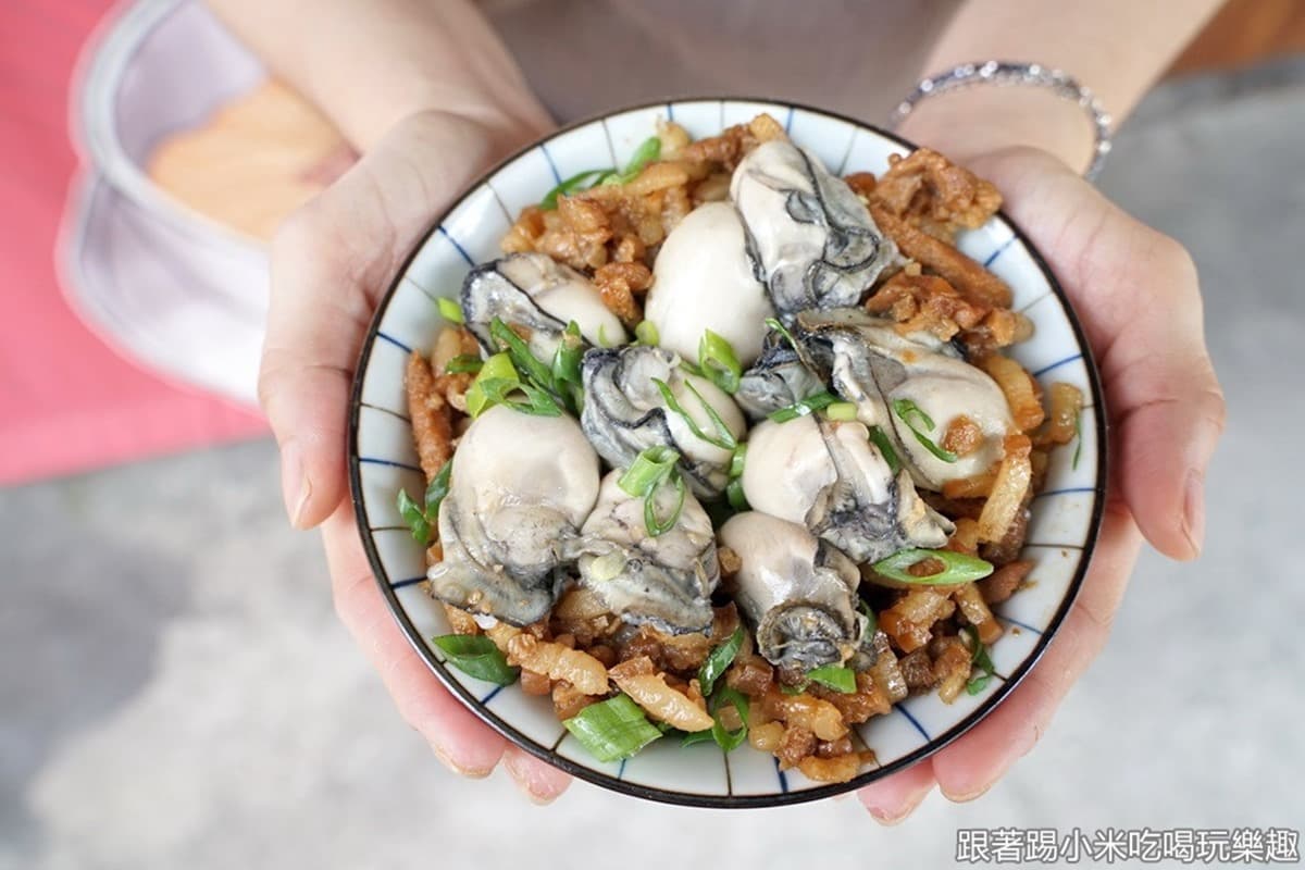 每天限量50碗！鋪滿滿「三杯雞佛飯」麻油香鹹中帶甜，「東石蚵滷飯」現點現燙更鮮美