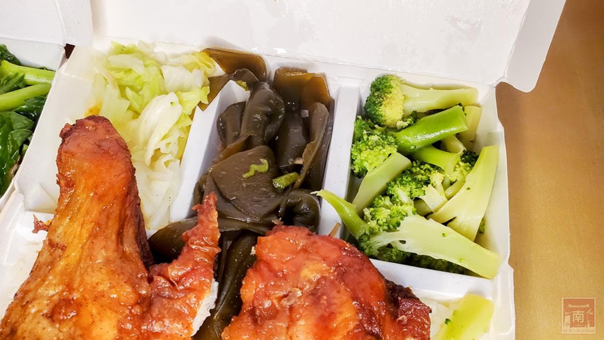 雞、豬、魚１次滿足！高CP值「外帶便當」有３種主菜只要90元，先嗑薯餅口感炸鱈魚