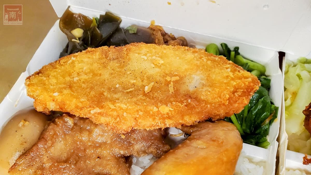 雞、豬、魚１次滿足！高CP值「外帶便當」有３種主菜只要90元，先嗑薯餅口感炸鱈魚