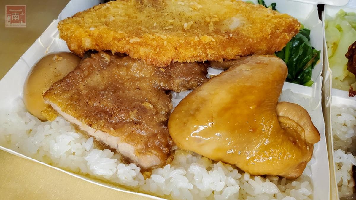 雞、豬、魚１次滿足！高CP值「外帶便當」有３種主菜只要90元，先嗑薯餅口感炸鱈魚