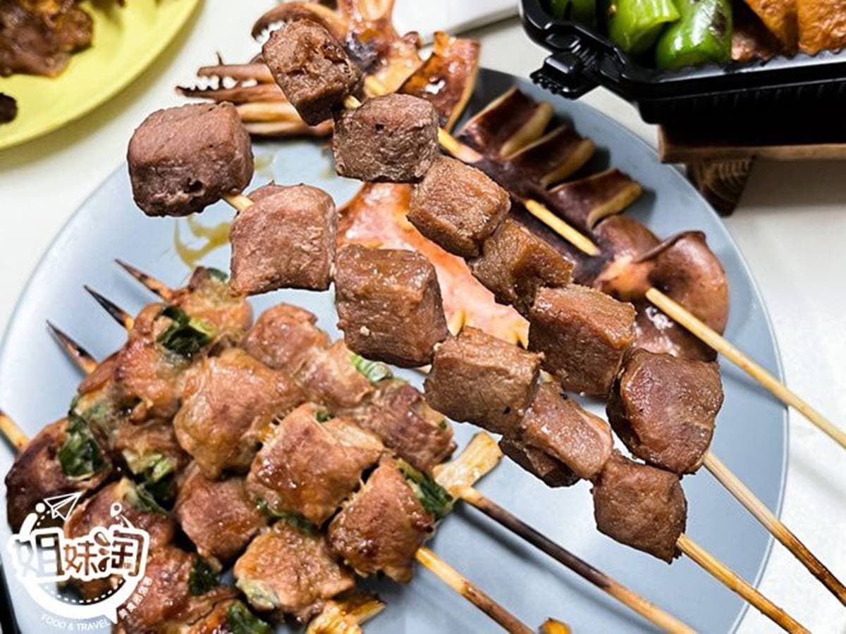 幫你配好了！「炭烤串燒套餐」包10種品項只要499元，「脆皮豬肋排」搭獨門醬汁超唰嘴