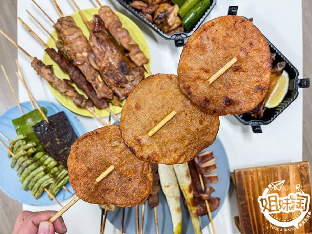 幫你配好了！「炭烤串燒套餐」包10種品項只要499元，「脆皮豬肋排」搭獨門醬汁超唰嘴