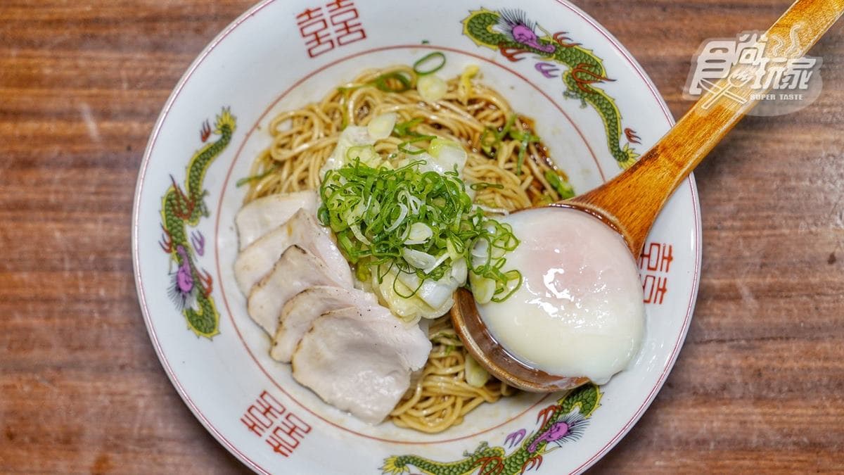 「老雞拌麵」鹹香之餘還帶有香麻滋味，辣度不算太高，反而是香氣更多。