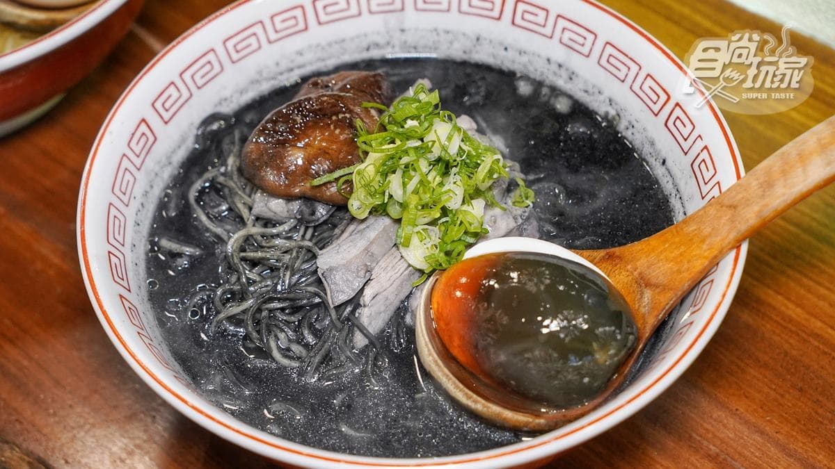 「極黑羽2.0」是獨特的烏骨雞湯拉麵，搭配皮蛋的吃法讓人印象深刻。