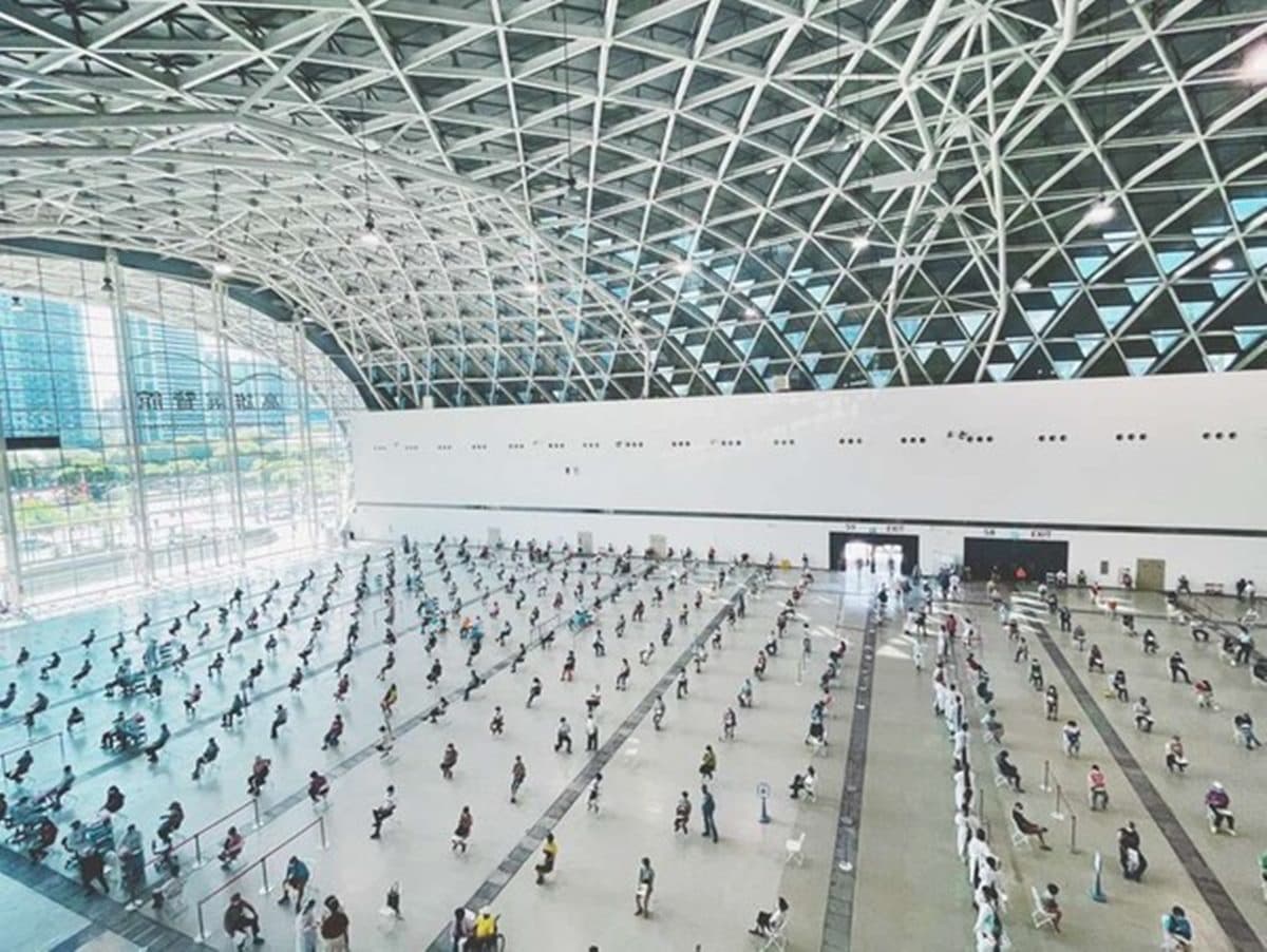 全台獨創「ㄇ字型隔板」、降二級還禁「串門子」！全台最美接種站縣市，邊打疫苗邊看海