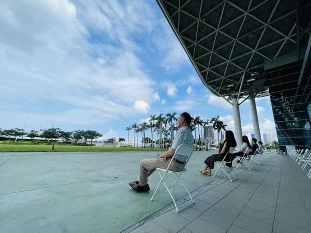全台獨創「ㄇ字型隔板」、降二級還禁「串門子」！全台最美接種站縣市，邊打疫苗邊看海