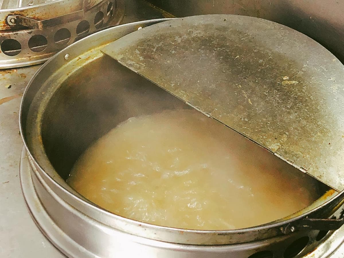 飄香50年！道地紅燒牛肉麵鋪滿厚切「沙朗牛」超霸氣，大分量「花腱肉麵」只要120元