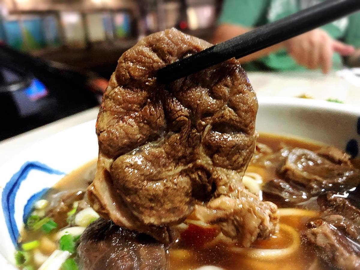 飄香50年！道地紅燒牛肉麵鋪滿厚切「沙朗牛」超霸氣，大分量「花腱肉麵」只要120元