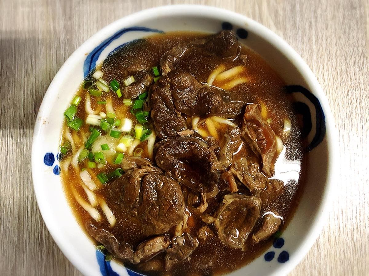 飄香50年！道地紅燒牛肉麵鋪滿厚切「沙朗牛」超霸氣，大分量「花腱肉麵」只要120元