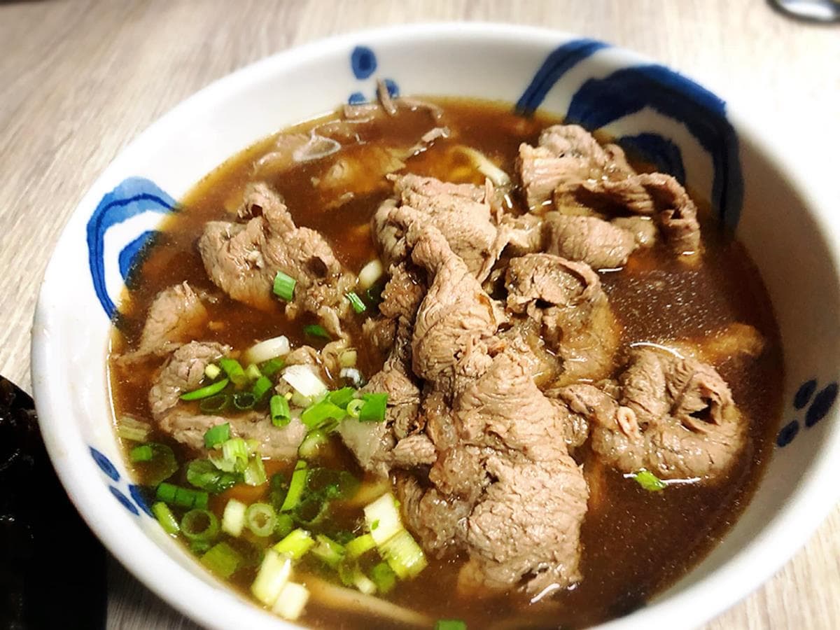 飄香50年！道地紅燒牛肉麵鋪滿厚切「沙朗牛」超霸氣，大分量「花腱肉麵」只要120元