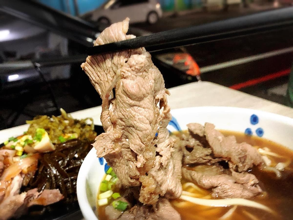 飄香50年！道地紅燒牛肉麵鋪滿厚切「沙朗牛」超霸氣，大分量「花腱肉麵」只要120元