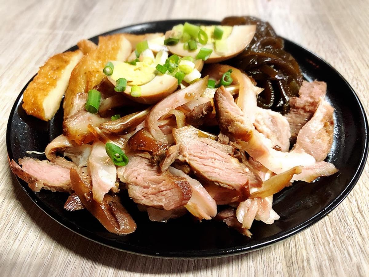 飄香50年！道地紅燒牛肉麵鋪滿厚切「沙朗牛」超霸氣，大分量「花腱肉麵」只要120元