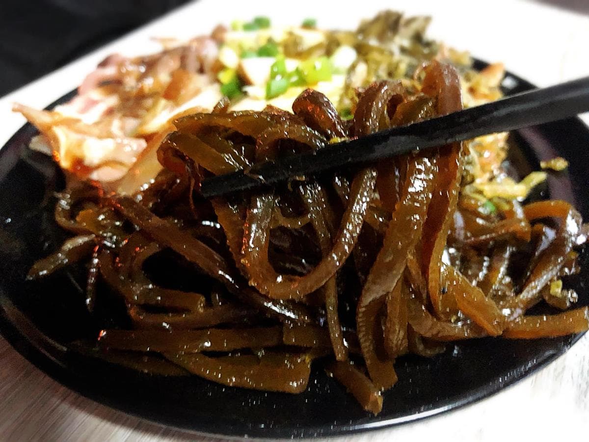 飄香50年！道地紅燒牛肉麵鋪滿厚切「沙朗牛」超霸氣，大分量「花腱肉麵」只要120元