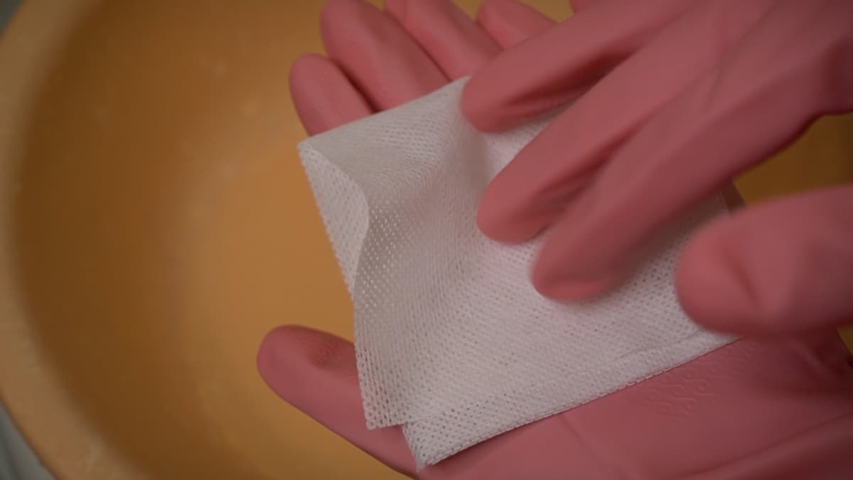 只要60秒！浴室「磁磚黴斑」不必浪費時間刷，達人教你用「１片紗布」輕鬆搞定