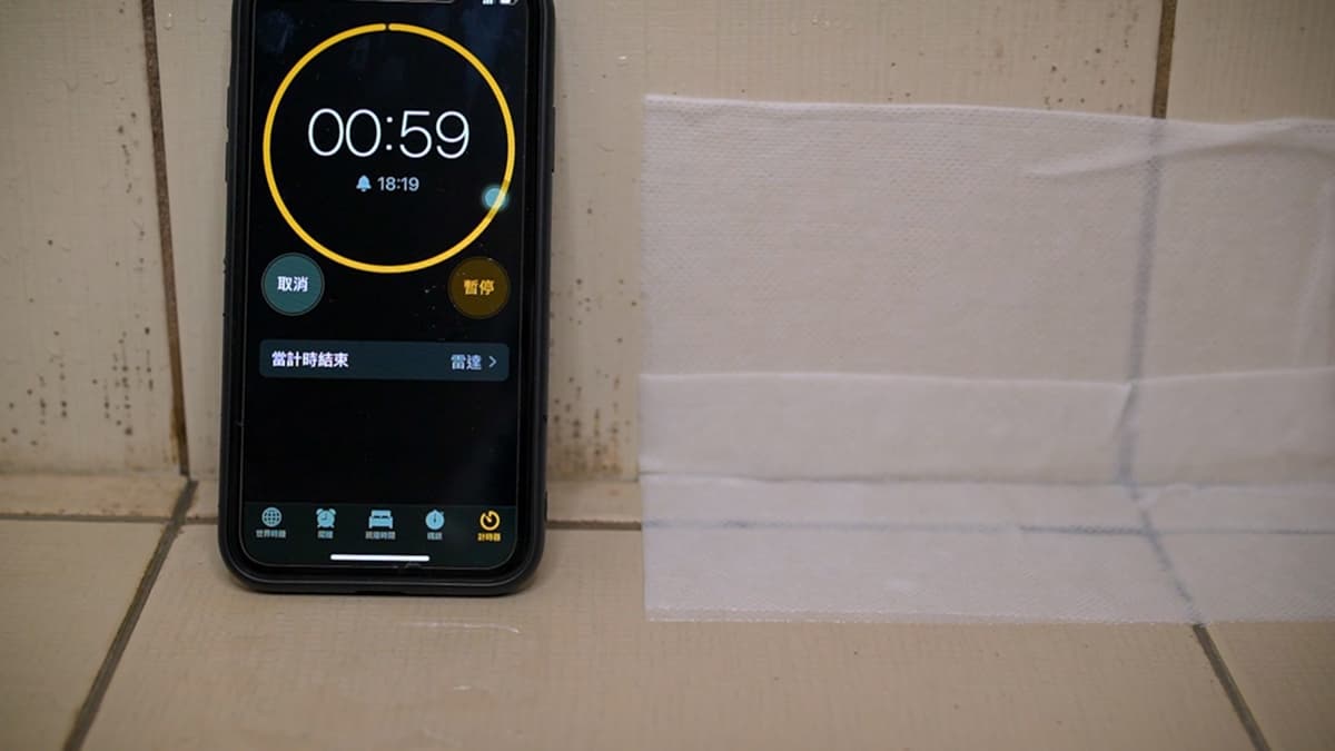 只要60秒！浴室「磁磚黴斑」不必浪費時間刷，達人教你用「１片紗布」輕鬆搞定