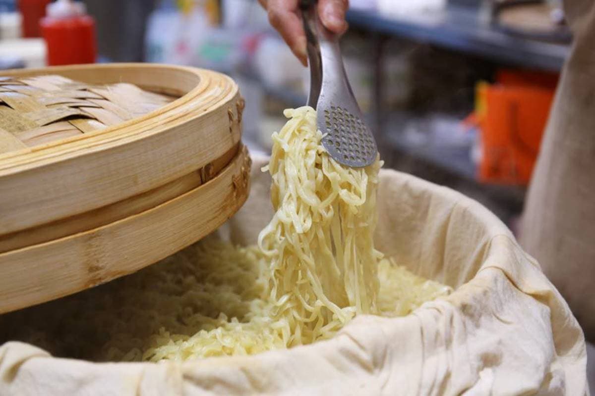 【新開店】買一送一！古早味麵店必嘗Q彈「拉仔麵」，每日鮮榨豬油「微笑拌飯」超療癒