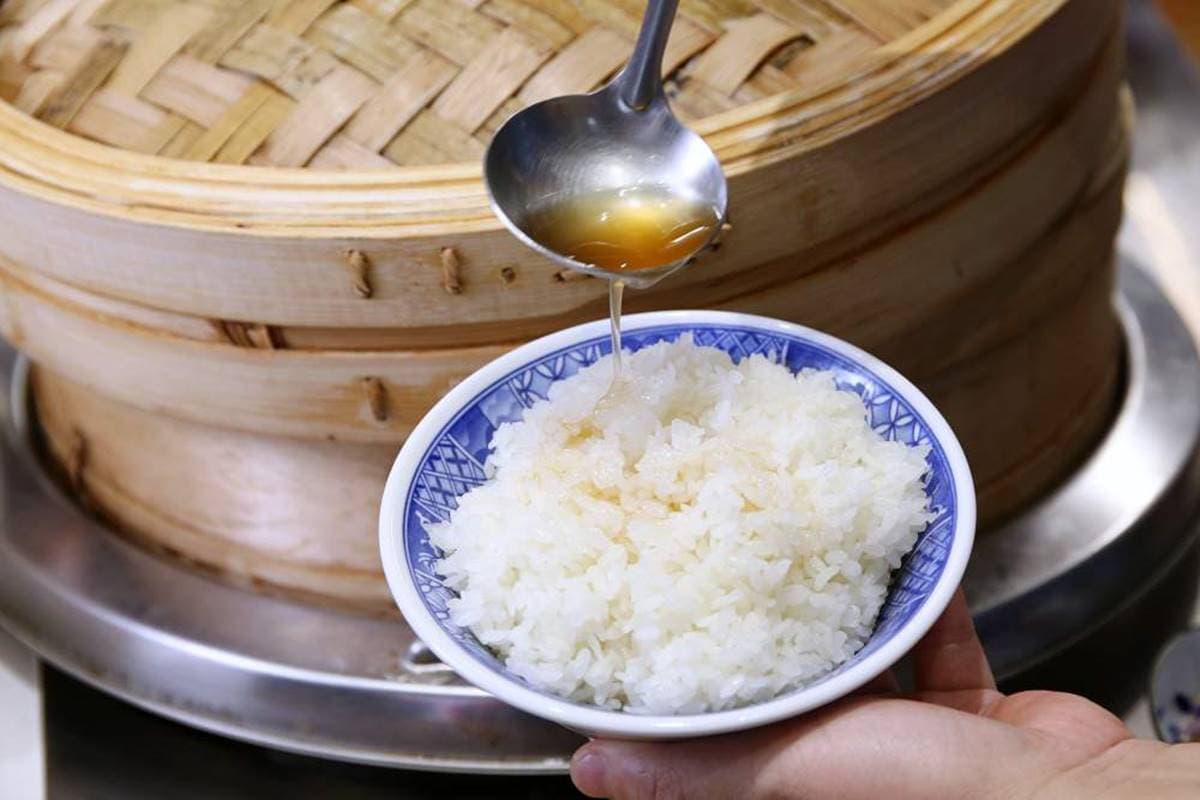 【新開店】買一送一！古早味麵店必嘗Q彈「拉仔麵」，每日鮮榨豬油「微笑拌飯」超療癒