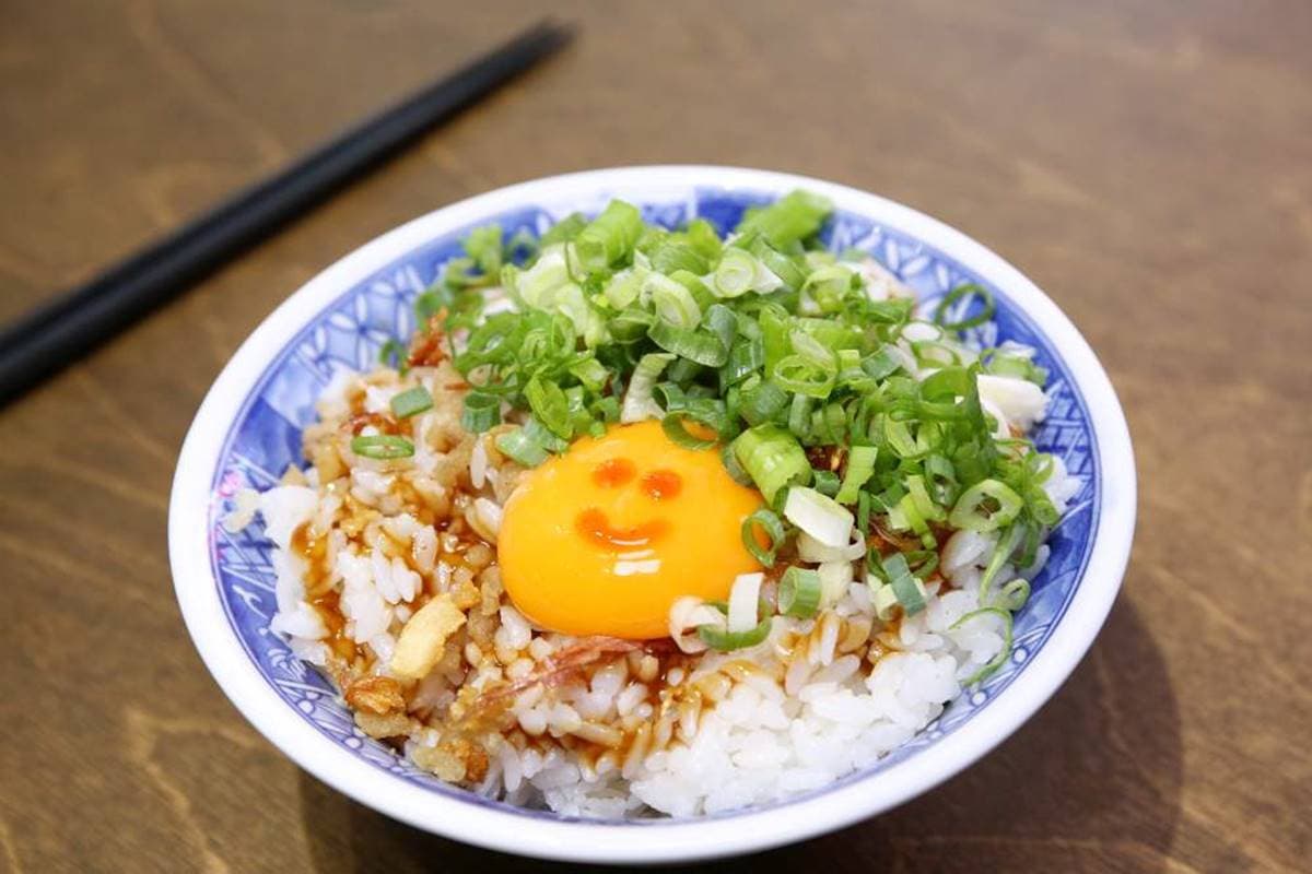 【新開店】買一送一！古早味麵店必嘗Q彈「拉仔麵」，每日鮮榨豬油「微笑拌飯」超療癒