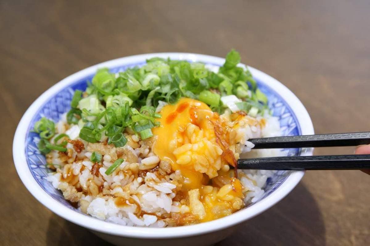 【新開店】買一送一！古早味麵店必嘗Q彈「拉仔麵」，每日鮮榨豬油「微笑拌飯」超療癒