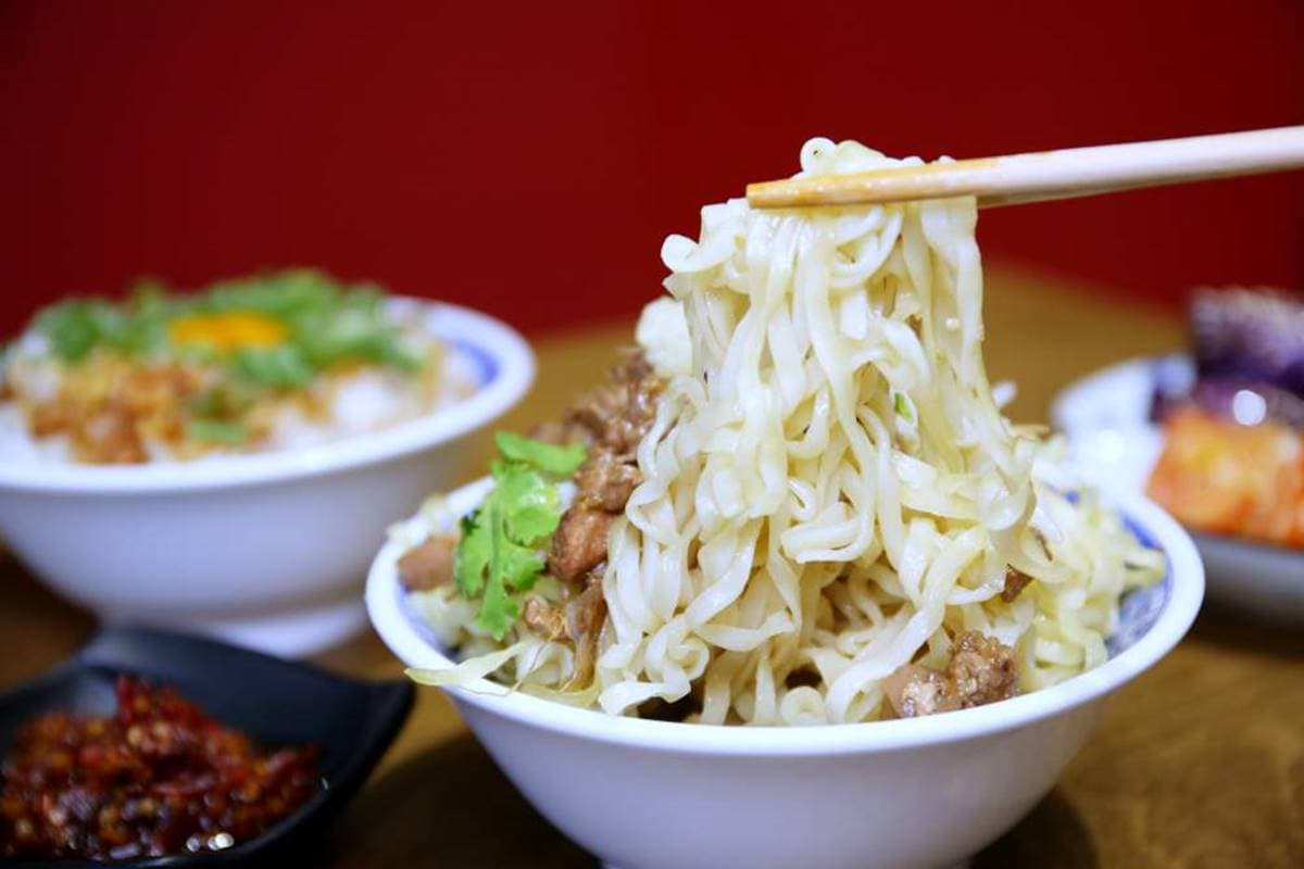 【新開店】買一送一！古早味麵店必嘗Q彈「拉仔麵」，每日鮮榨豬油「微笑拌飯」超療癒
