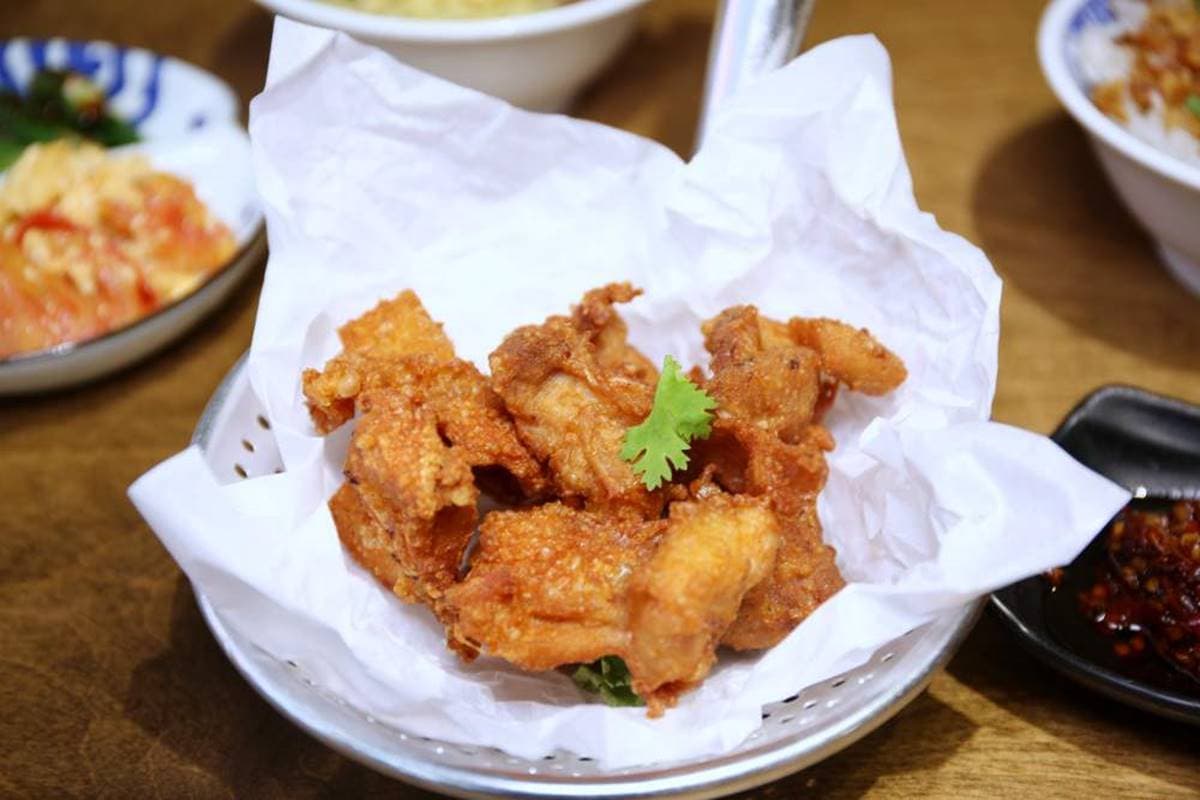 【新開店】買一送一！古早味麵店必嘗Q彈「拉仔麵」，每日鮮榨豬油「微笑拌飯」超療癒