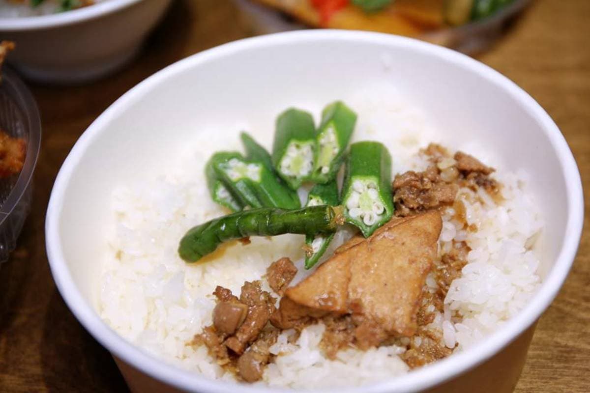 【新開店】買一送一！古早味麵店必嘗Q彈「拉仔麵」，每日鮮榨豬油「微笑拌飯」超療癒