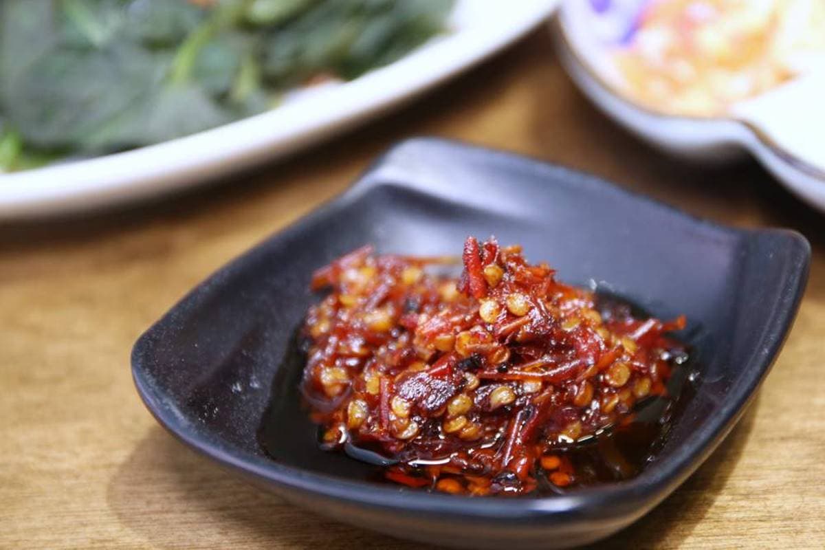 【新開店】買一送一！古早味麵店必嘗Q彈「拉仔麵」，每日鮮榨豬油「微笑拌飯」超療癒