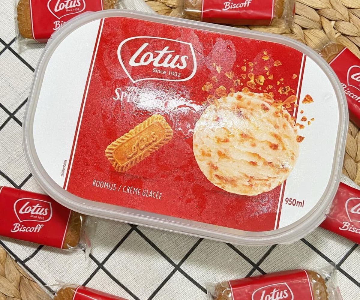 整桶抱著爽嗑！Lotus１公升「焦糖脆餅冰淇淋」這裡買，撒滿「蓮花脆餅碎」太欠吃