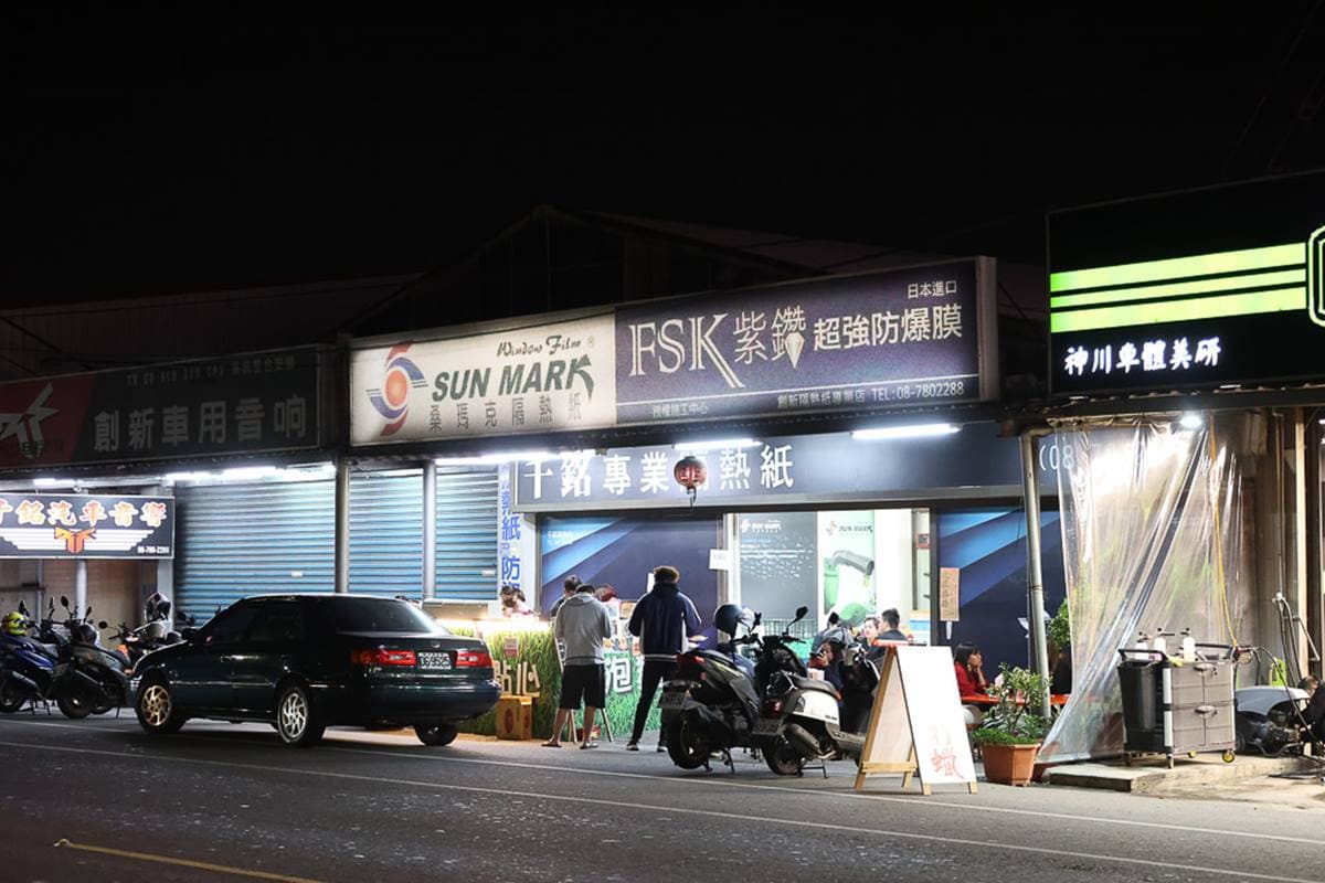 晚上８點就變身！超霸氣「奶酥厚片」藏身汽車隔熱紙廠，奶酥塗好塗滿趁熱吃最美味