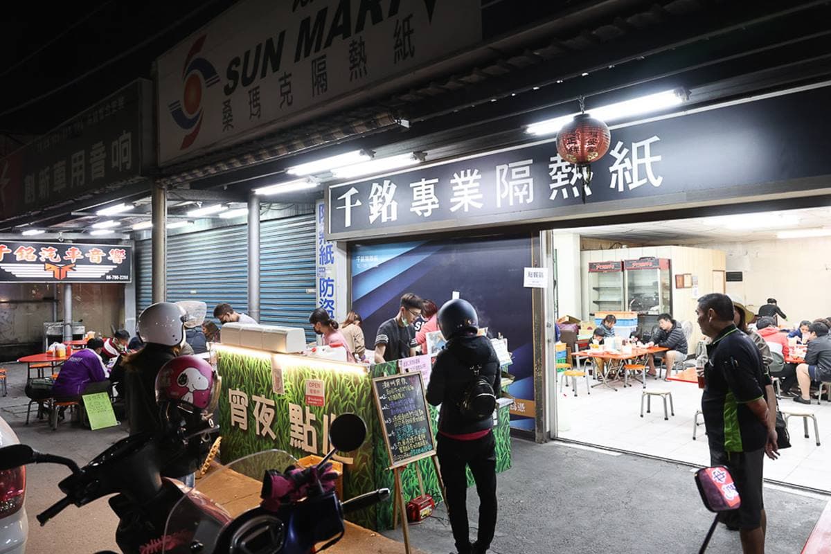 晚上８點就變身！超霸氣「奶酥厚片」藏身汽車隔熱紙廠，奶酥塗好塗滿趁熱吃最美味