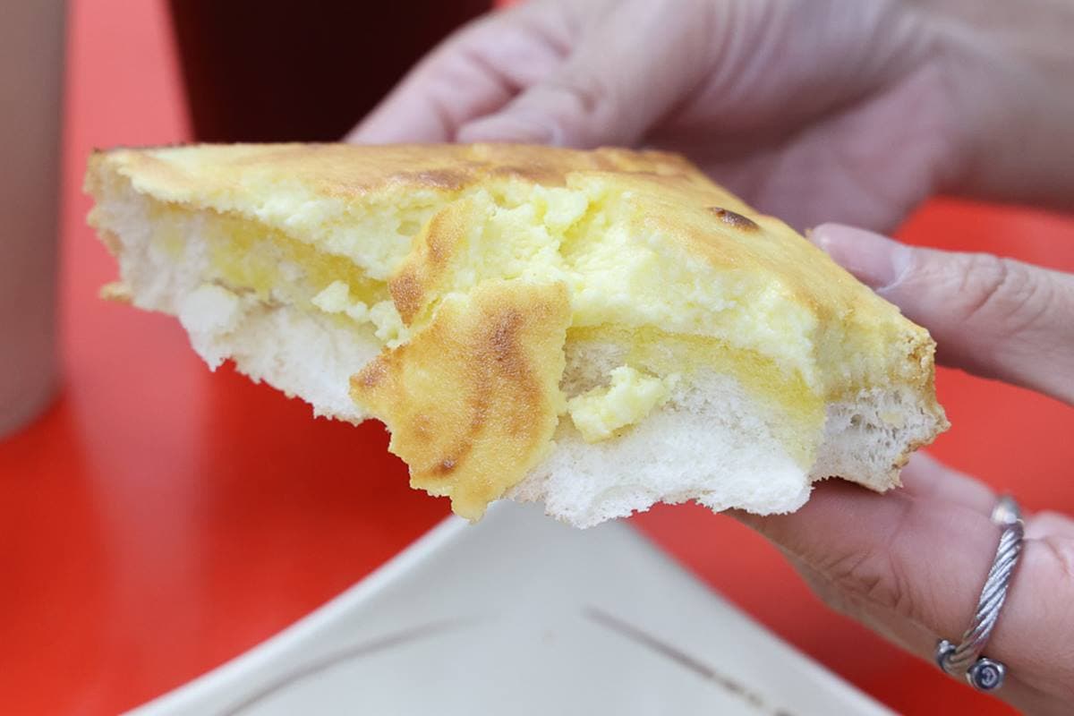 晚上８點就變身！超霸氣「奶酥厚片」藏身汽車隔熱紙廠，奶酥塗好塗滿趁熱吃最美味