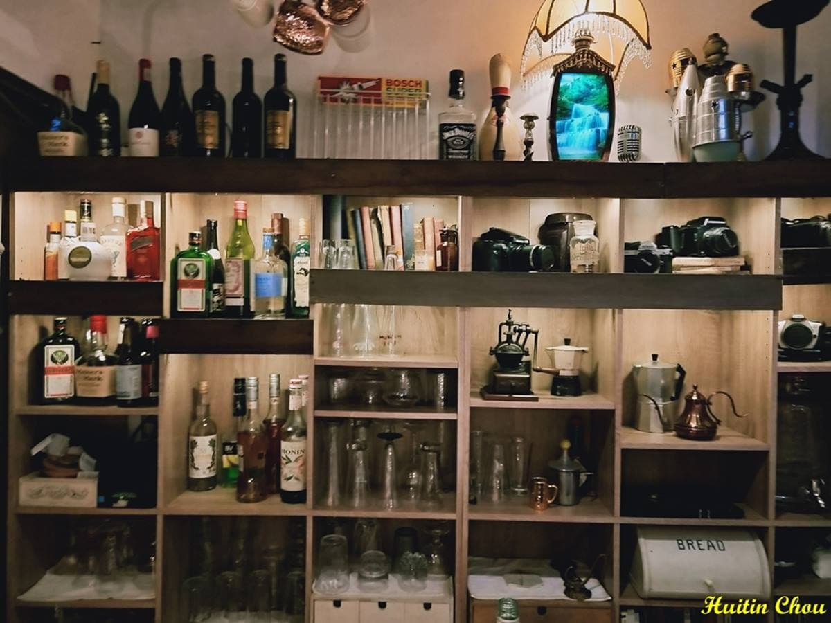 店貓店狗陪吃！隱藏版「老宅餐酒館」打卡必拍復古風擺設，先嗑大塊鮭魚青醬麵