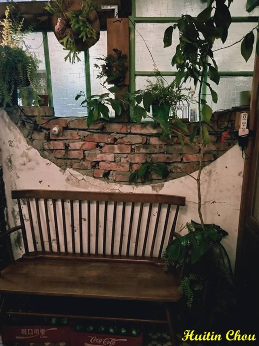 店貓店狗陪吃！隱藏版「老宅餐酒館」打卡必拍復古風擺設，先嗑大塊鮭魚青醬麵
