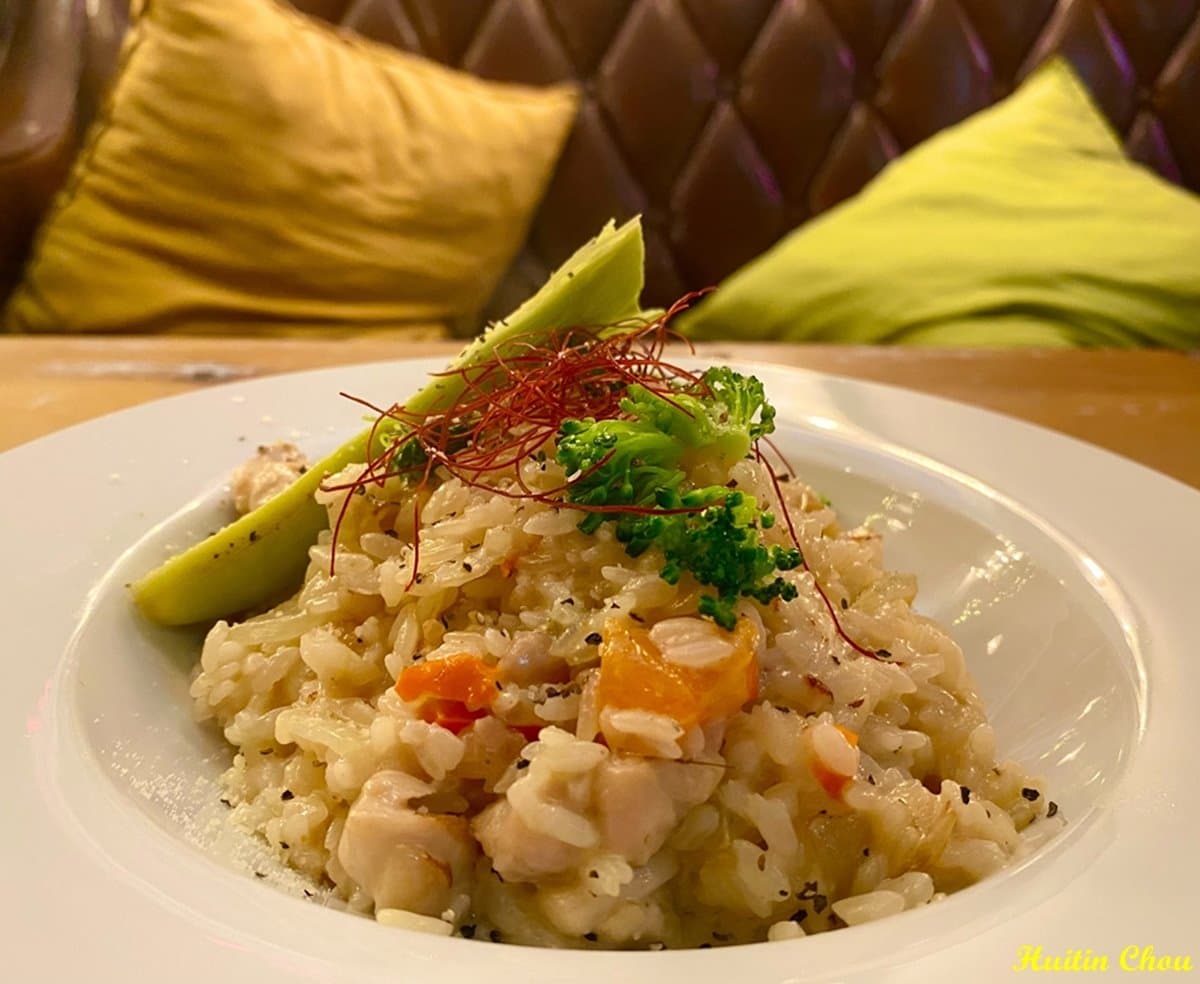 店貓店狗陪吃！隱藏版「老宅餐酒館」打卡必拍復古風擺設，先嗑大塊鮭魚青醬麵