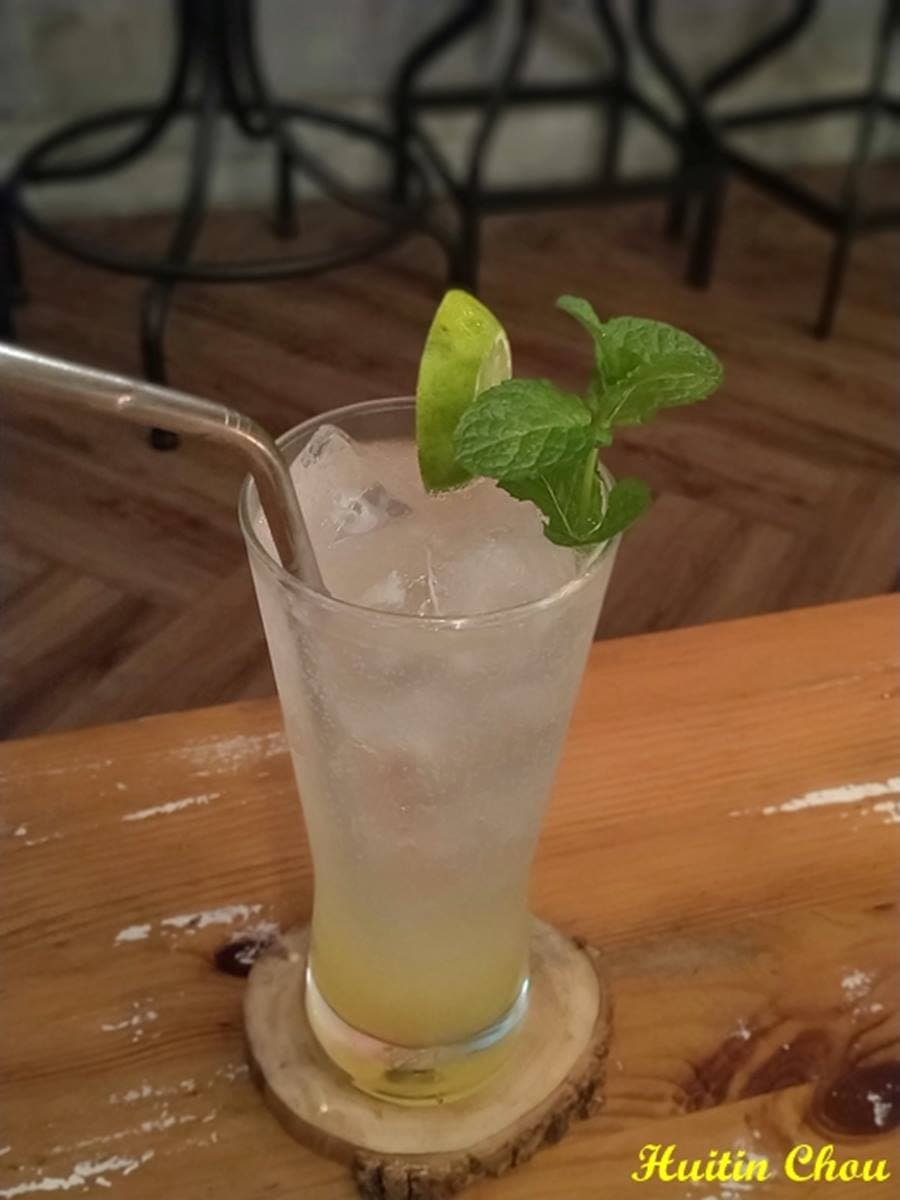 店貓店狗陪吃！隱藏版「老宅餐酒館」打卡必拍復古風擺設，先嗑大塊鮭魚青醬麵