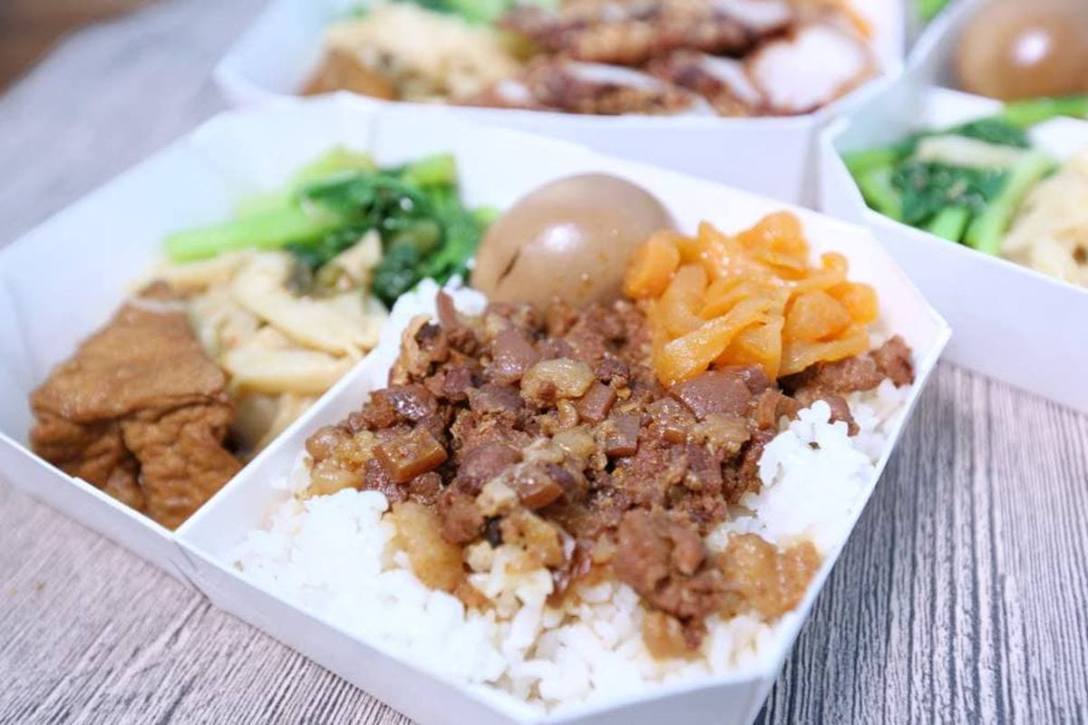 想吃請按鈴！「懷舊小吃」藏身豪宅只能外帶，買湯就送「豬油拌飯加滷蛋」超划算