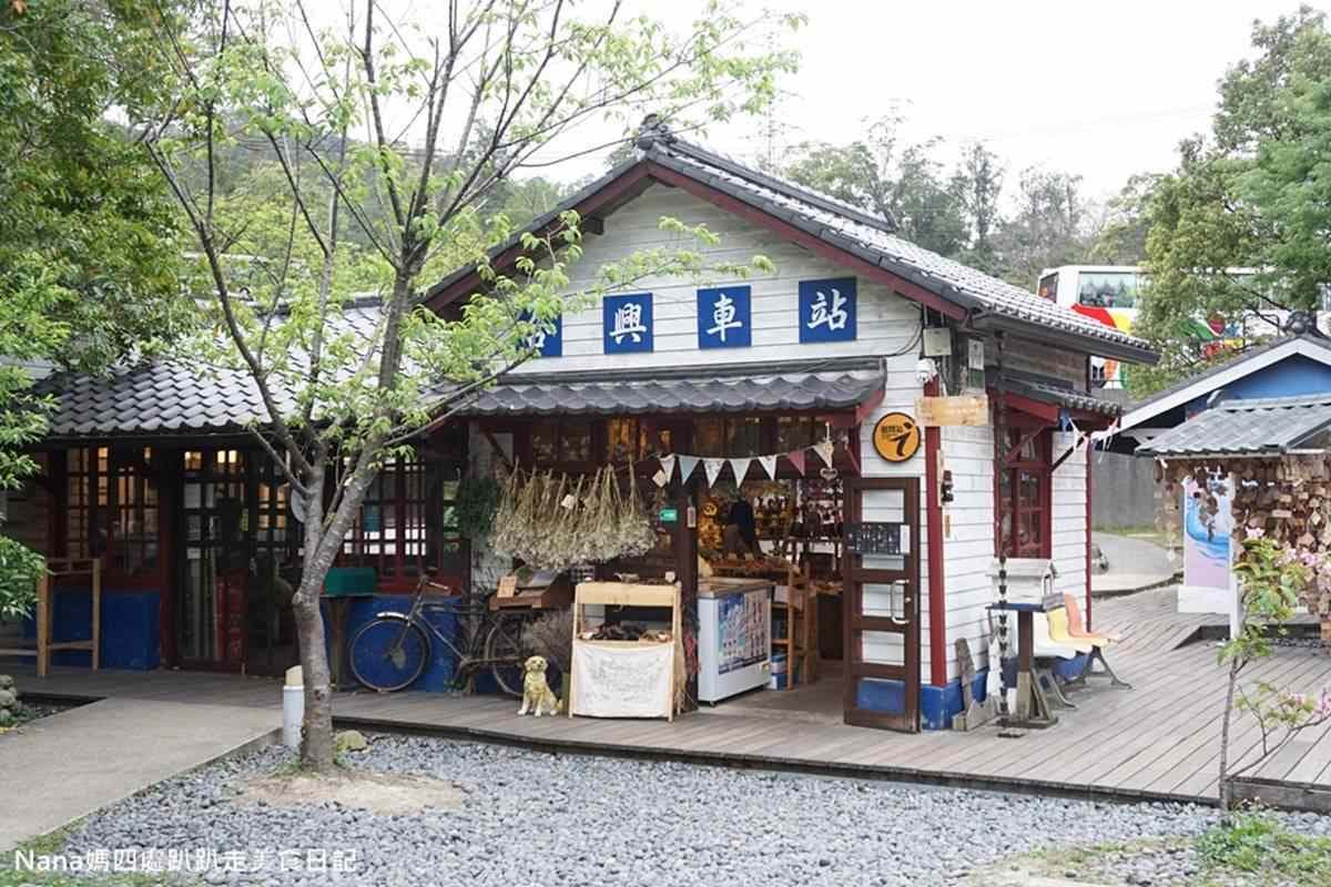 七夕必朝聖車站！IG搶拍７打卡點：台版愛情鎖、藍皮火車文創商店、彩虹階梯勇氣塔