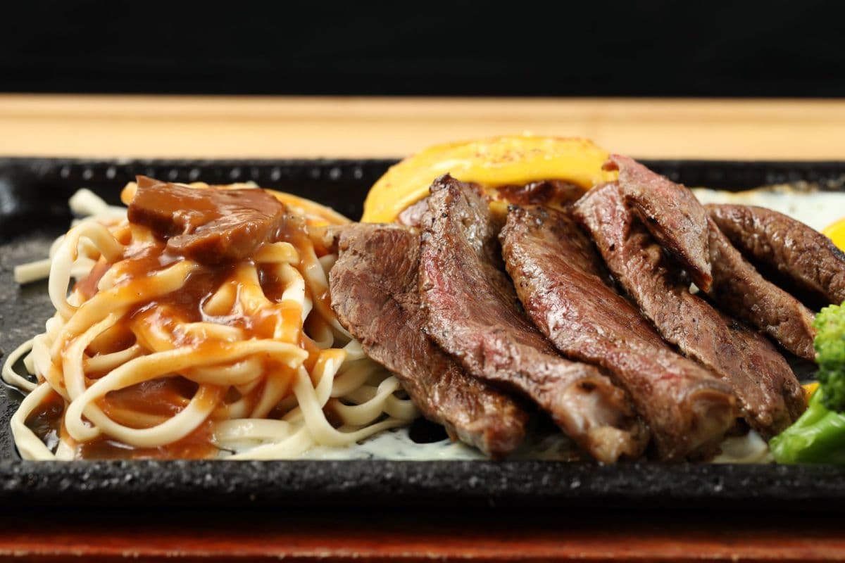 骰子牛、雞腿排免費續吃！鉄火牛排「30oz排餐決勝戰」僅359元，持有這證件者快衝