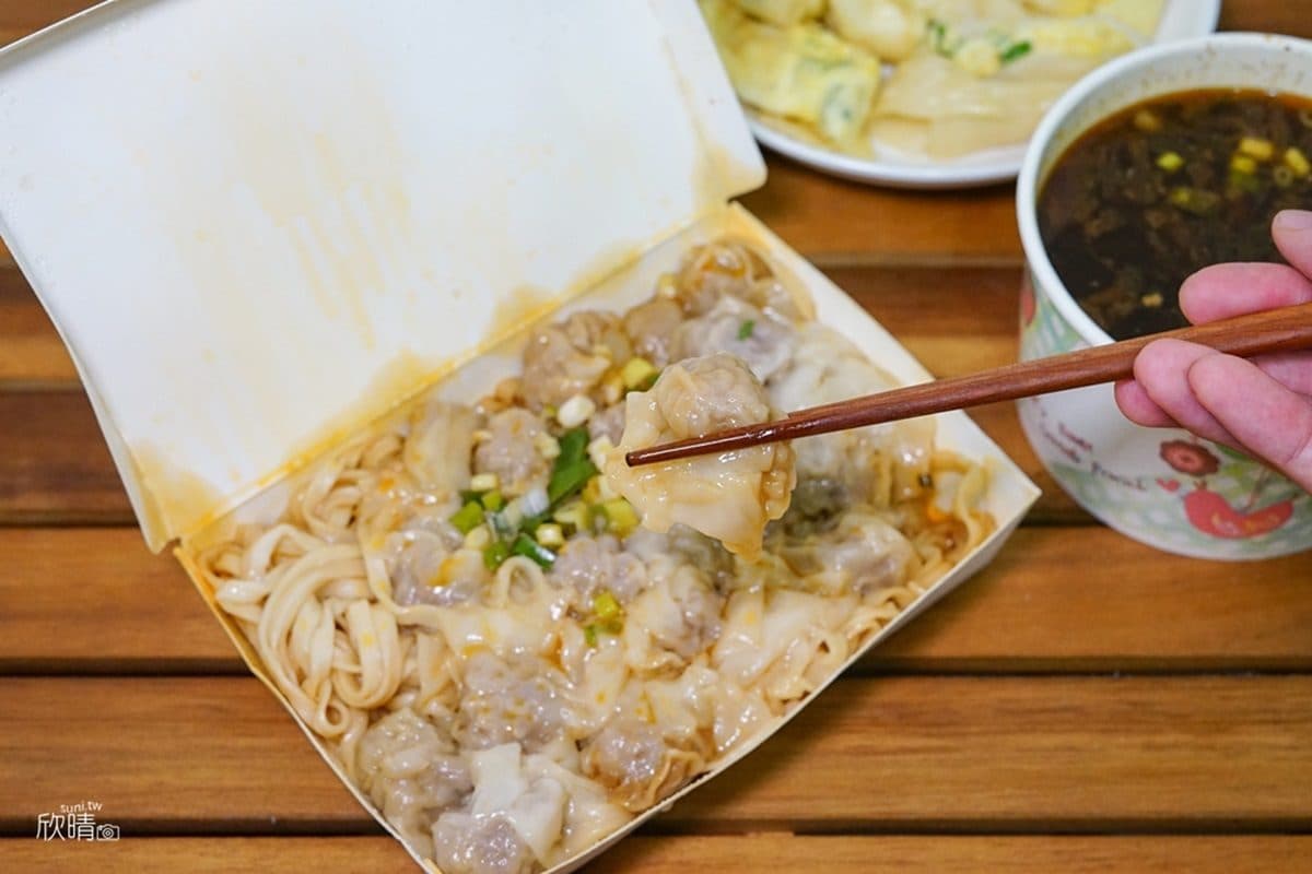 超佛心早餐店！「川味炒手」１份有20顆餛飩，55元「牛肉湯」吃得到４大塊澳牛