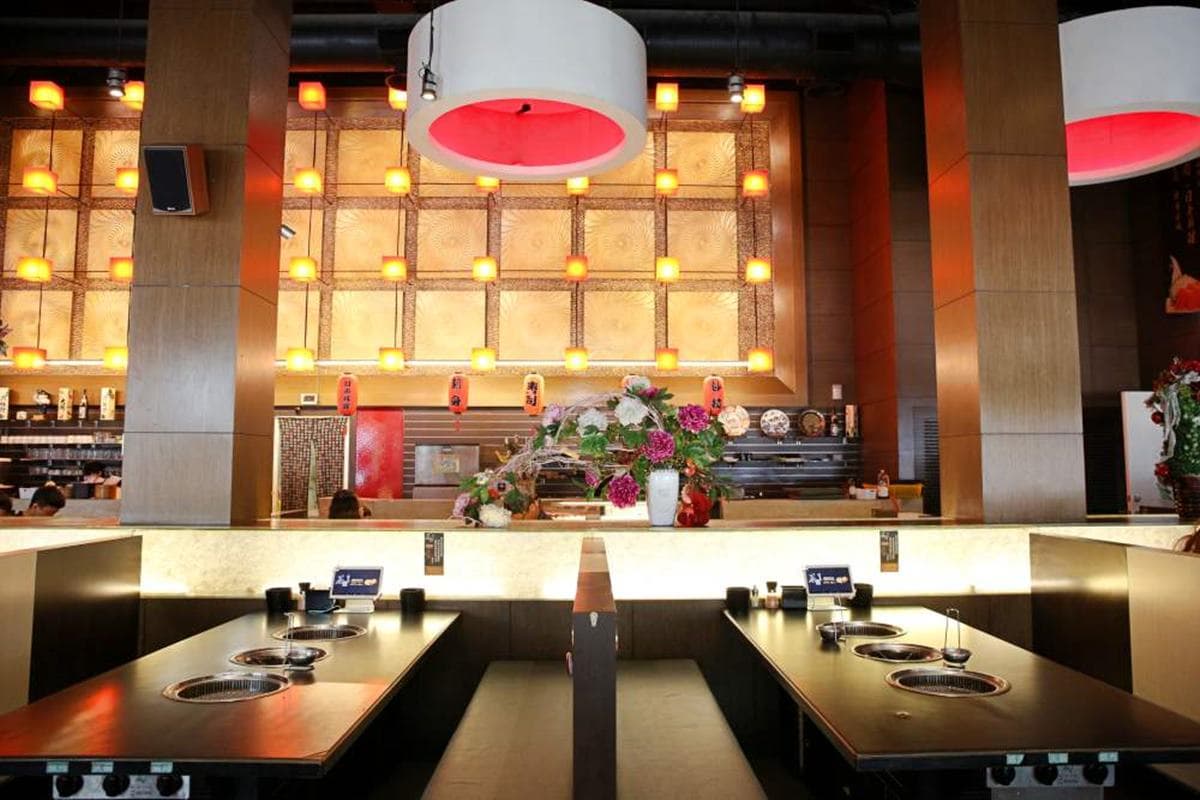 壽星５折！超澎派「火烤兩吃」爽嗑150樣食材，必點軟嫩極黑和牛、３種口感伊比利豬