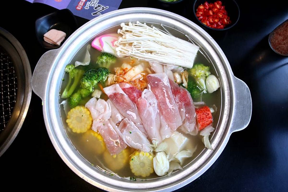 壽星５折！超澎派「火烤兩吃」爽嗑150樣食材，必點軟嫩極黑和牛、３種口感伊比利豬