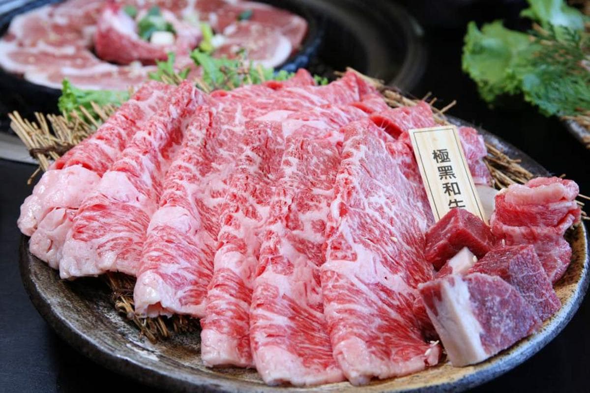 壽星５折！超澎派「火烤兩吃」爽嗑150樣食材，必點軟嫩極黑和牛、３種口感伊比利豬