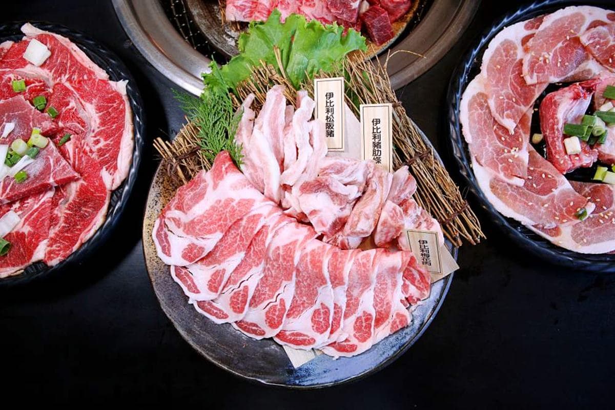 壽星５折！超澎派「火烤兩吃」爽嗑150樣食材，必點軟嫩極黑和牛、３種口感伊比利豬