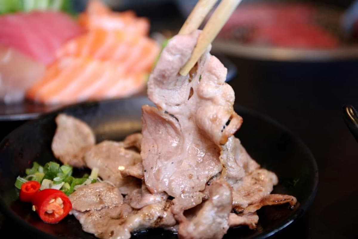 壽星５折！超澎派「火烤兩吃」爽嗑150樣食材，必點軟嫩極黑和牛、３種口感伊比利豬