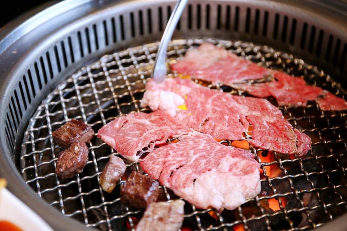 壽星５折！超澎派「火烤兩吃」爽嗑150樣食材，必點軟嫩極黑和牛、３種口感伊比利豬