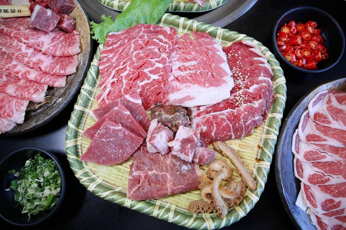 壽星５折！超澎派「火烤兩吃」爽嗑150樣食材，必點軟嫩極黑和牛、３種口感伊比利豬